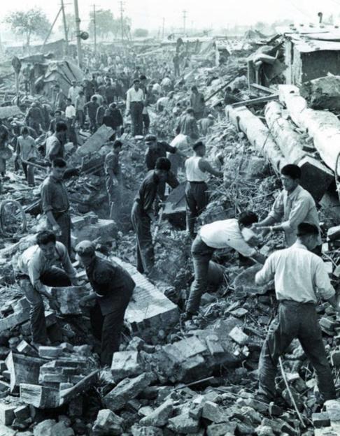 1976年，唐山大地震中，一座看守所被震塌，200多名囚犯从狱中跑了出来，可他们