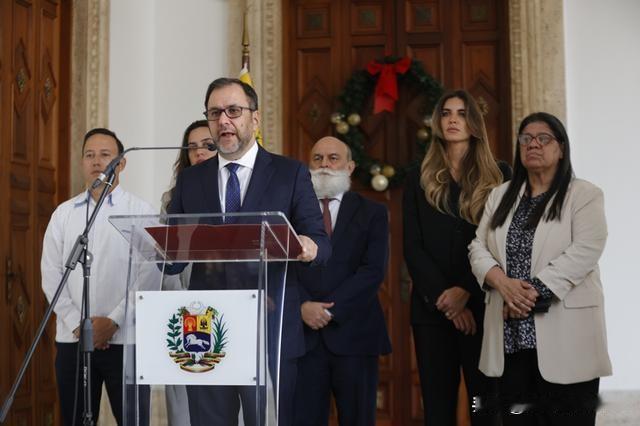 被绑架50天后，委内瑞拉外长希尔公开要求美国立即释放马杜罗及其妻子。

2月23