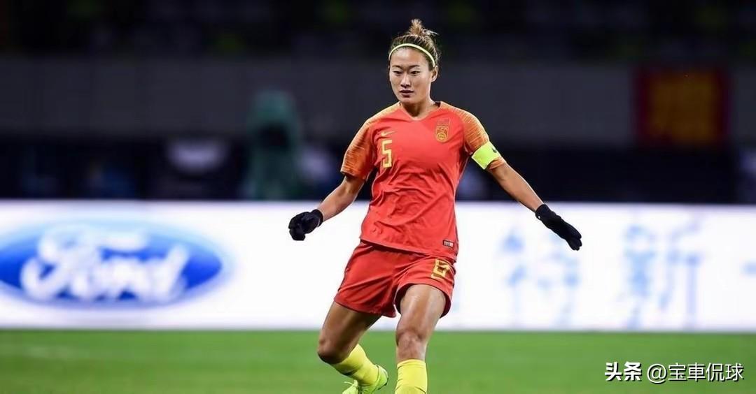 吴海燕，还带着队长袖标！2014年，浦玮退役了，将队长袖标交给了吴海燕，这一下，