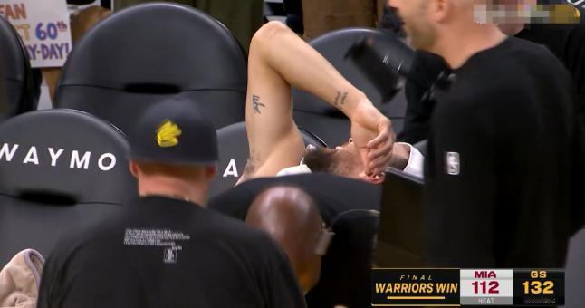 勇士当家球星库里真是躺赢成瘾了！在今天勇士主场以135：112大胜热火的比赛中，