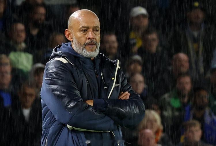 反向锦鲤！昨晚的英超第21轮，努诺率领的西汉姆联主场1-2不敌诺丁汉森林，积分榜