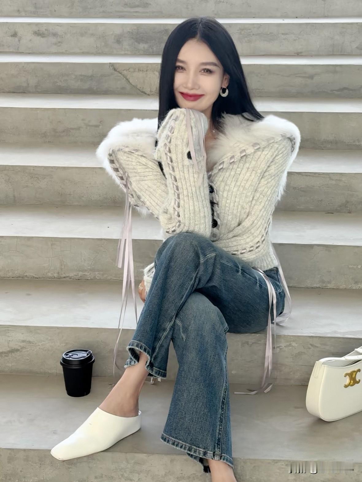 今日我选了牛仔裤配针织衫，这搭配简直yyds！
要是腿粗屁股大，像粉色针织衫搭紧
