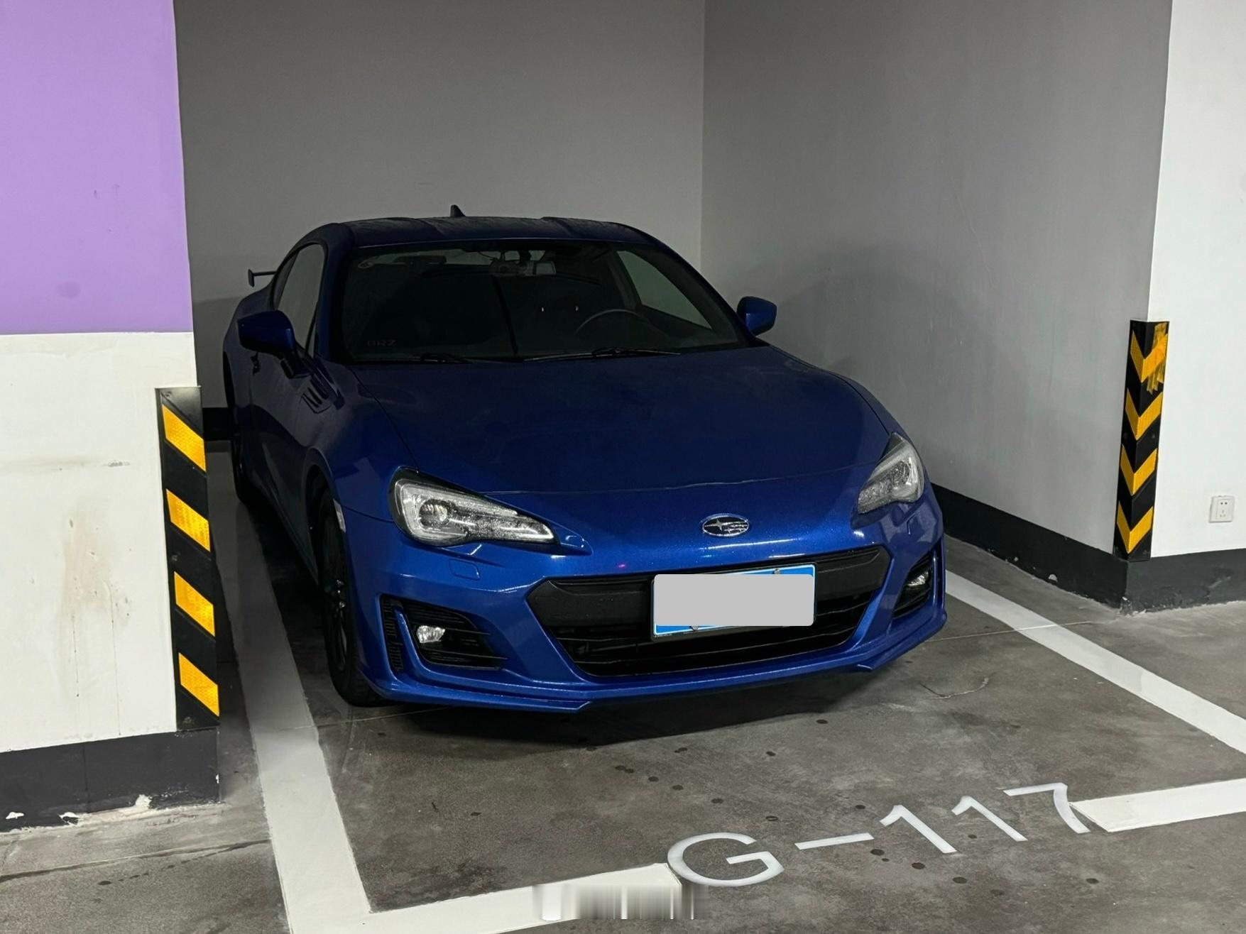 老BRZ钥匙电池电量低报警。家中常备CR2032，换起来很简单方便。查了一下，上