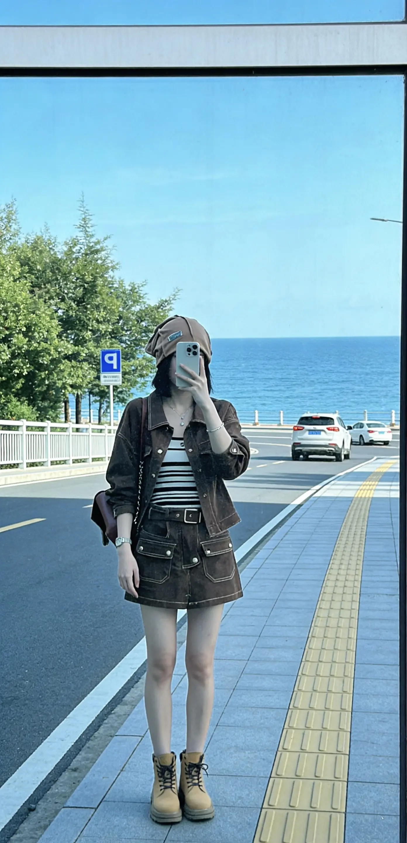 很喜欢一句话 : 既然在别人的世界里微不足道，那就不如在自己的世界里闪闪发光 。