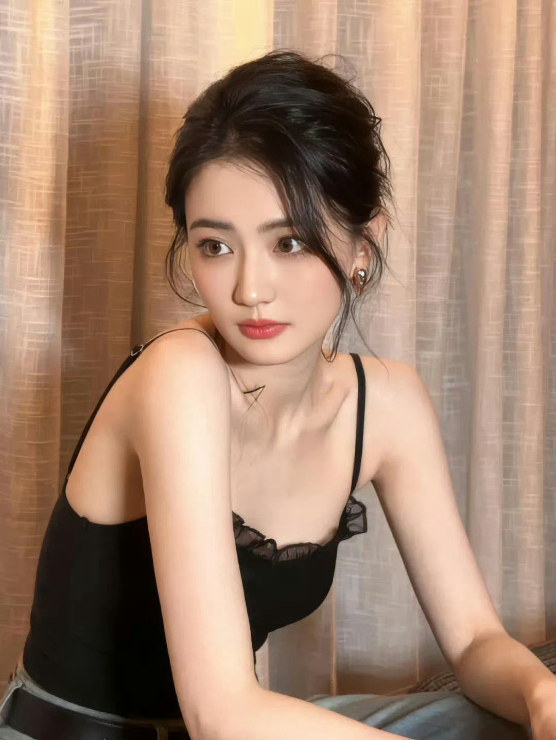徐璐黑色吊带事业线若隐若现 ​​​