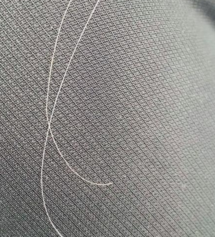 以前发现几根白头发就果断拔掉，现在拔不过来了，怕拔秃了