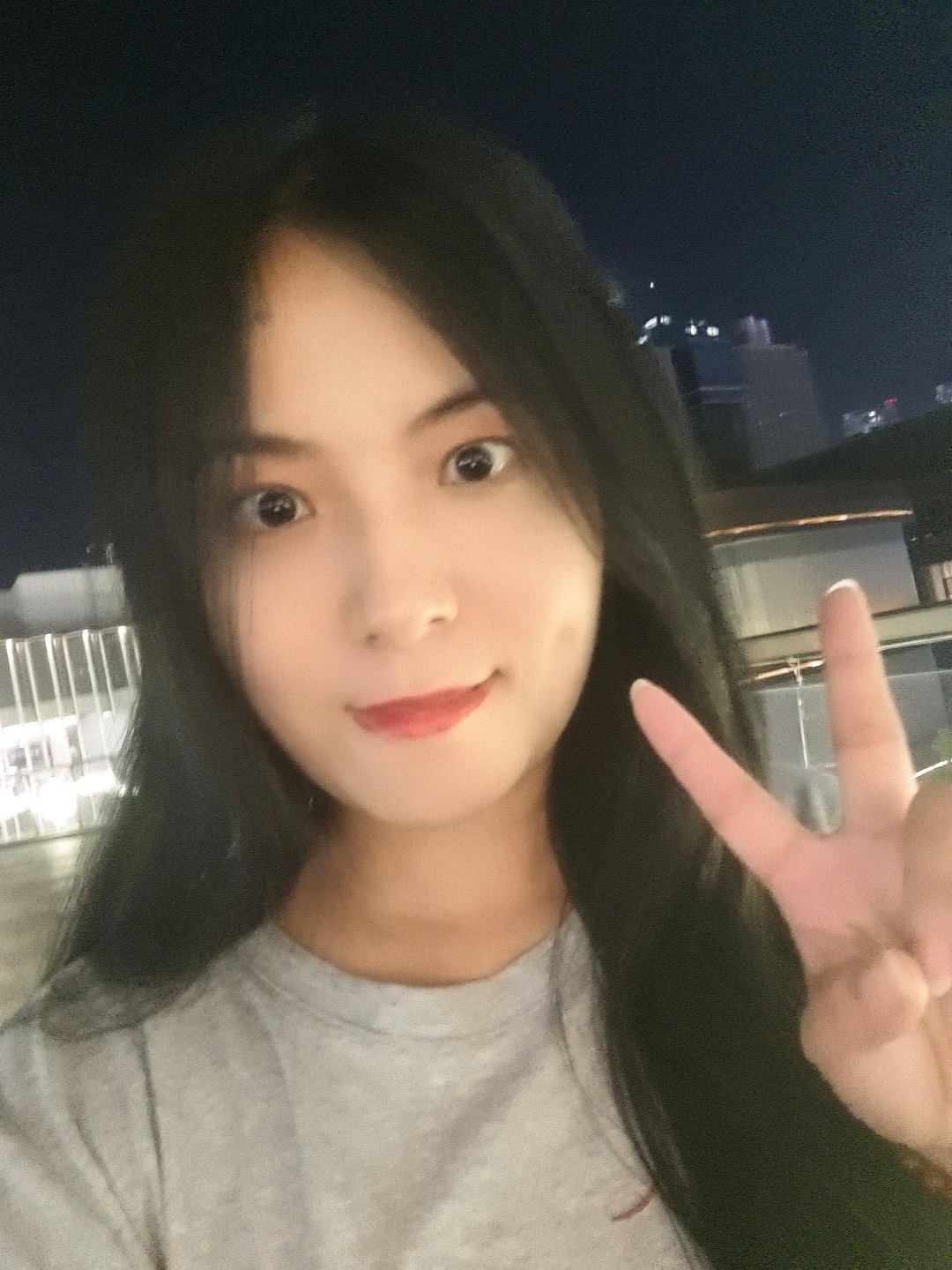 以前我不信有“旺镜头”的脸型，直到看见你这张鹅蛋脸，随便一拍都是韩系画报感，朋友
