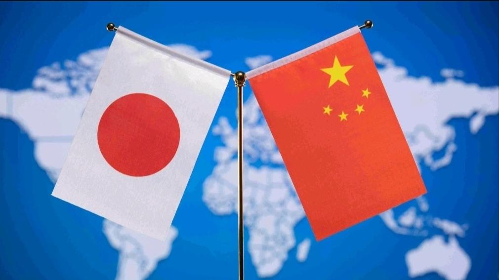 高市早苗亲自喊话了！希望与中国方面密切沟通。7月27日，根据外媒报道，在谈及对华