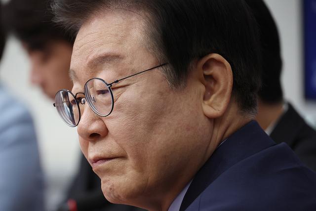4月28日，韩国总统李在明在青瓦台主持召开国务会议时，正式向延续了70余年的韩美
