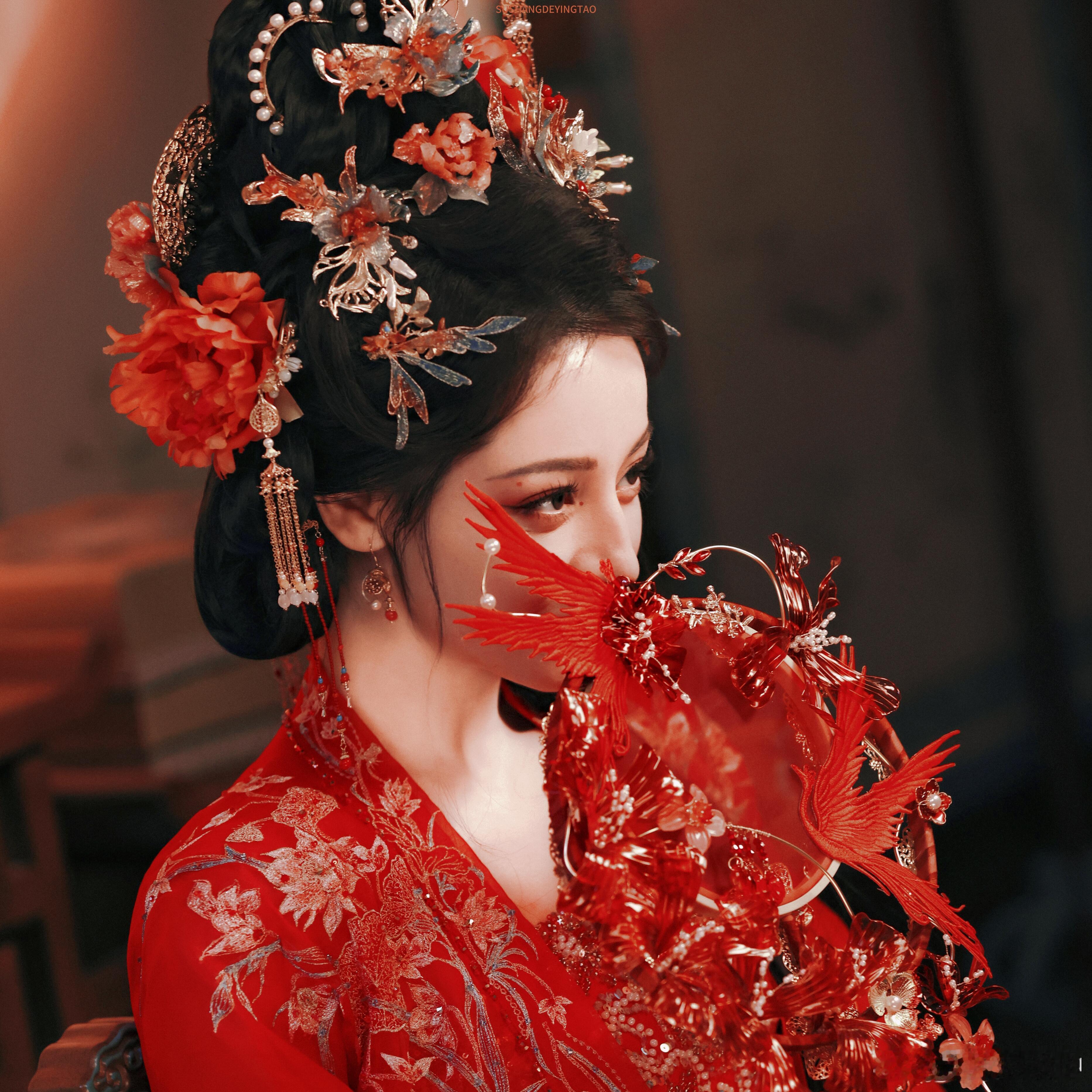 迪丽热巴花魁妆火到AI界了迪丽热巴到底是怎么长得能够这么好看呀？感觉AI都生成不