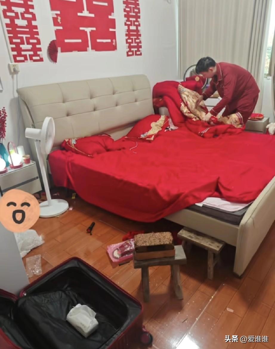 “没事找事！”新人结婚，两人晚上回到新房，新娘发现婚床铺得太简单就一张大红薄床单