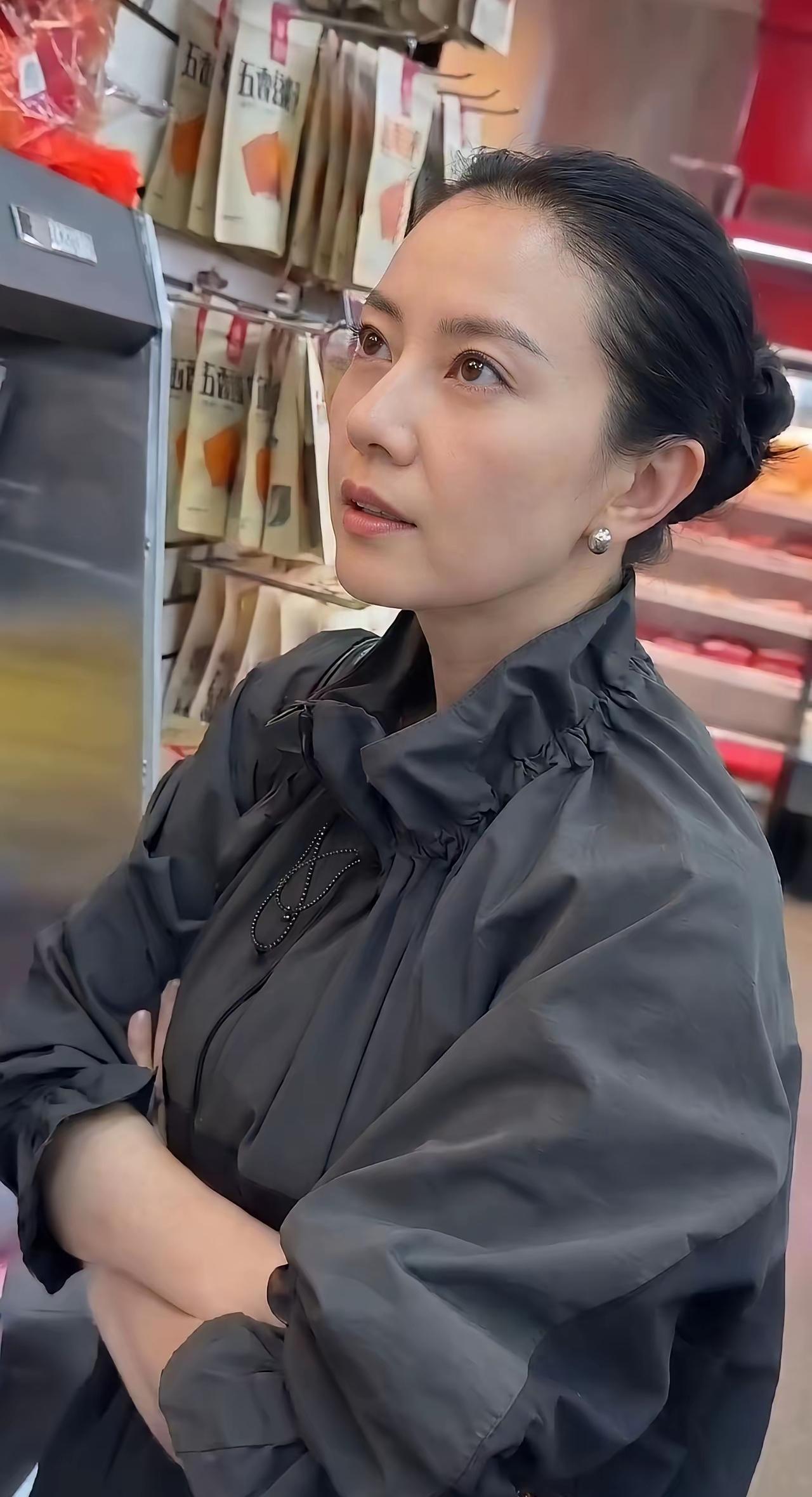 高圆圆真的相当自信了
别的女星到这个岁数普遍会上科技
让脸看上去没那么垮

而高