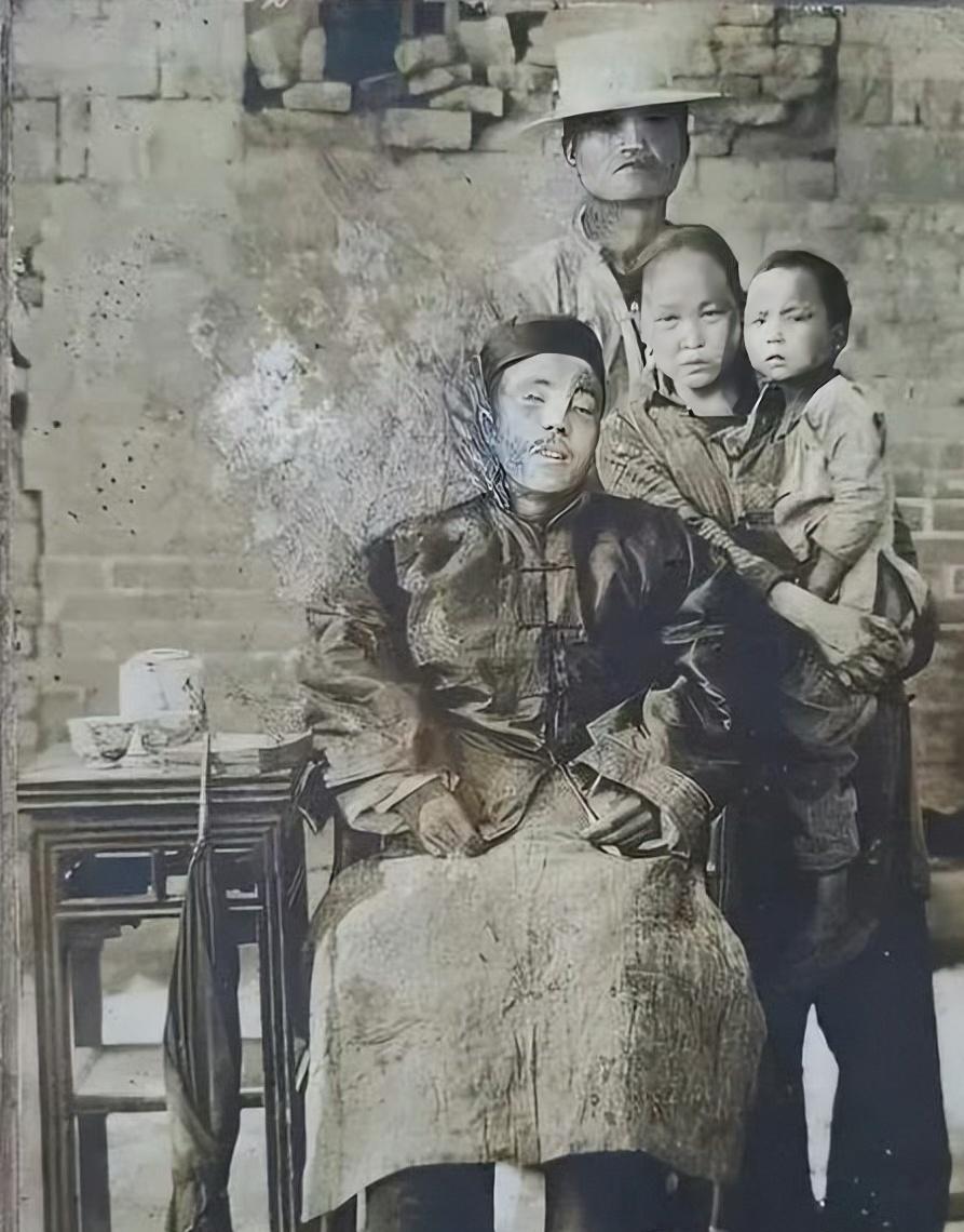 这不是剧照，而是一位先烈离世后和家人合影，这张照片拍摄于1928年5月，地点在陕