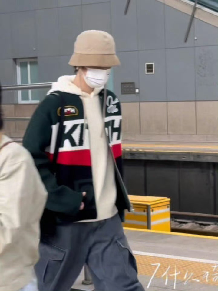 鹿晗五哈桂林录制现身桂林！准备录制五哈啦这一身穿搭好青春～祝鹿晗录制顺利玩得开心