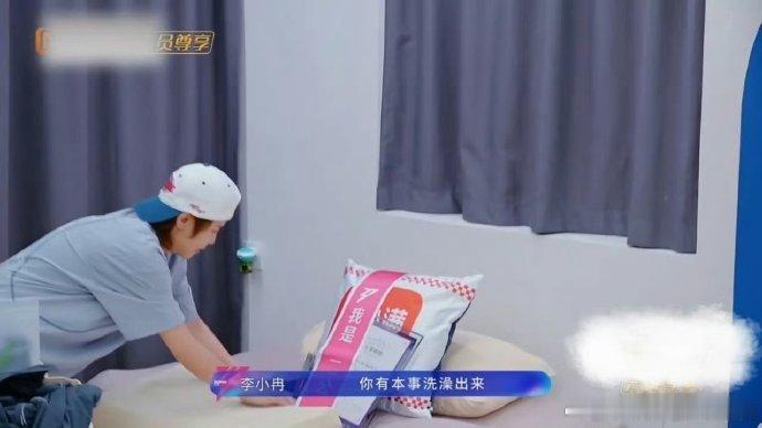 王濛在李小冉面前秀荣誉李小冉你是真火了跨界姐姐相处太有看点，王濛自带王者风范，小