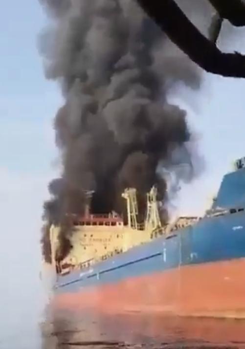 伊朗革命卫队在宣布封锁霍尔木兹海峡后攻击了第一艘“非法通过”海峡的油轮。

这出