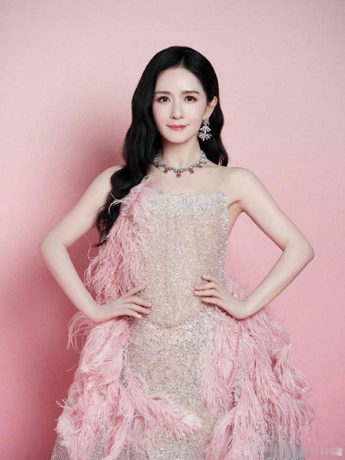 谢娜比乌兰图雅还大两岁真的看不出来年龄差距，谢娜和乌兰图雅都好有活力，完全不像差