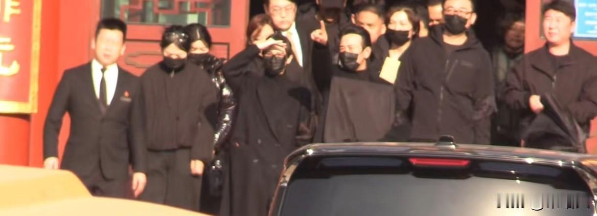 唐嫣现身罗晋父亲葬礼，全程搀扶破婚变，患难见真情不掺假
 
罗晋父亲突发噩耗，7