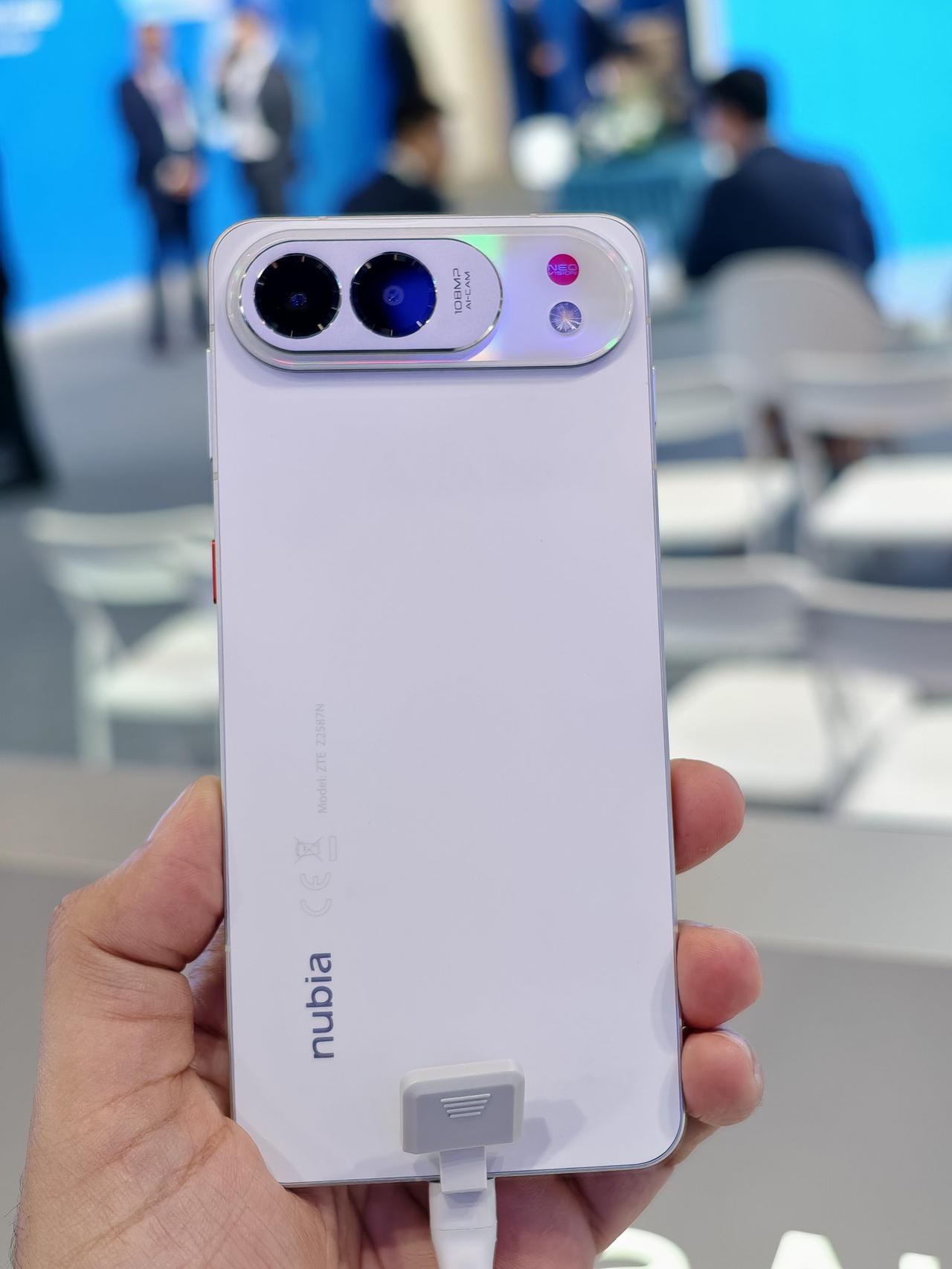 努比亚 Air Pro 在 MWC2026 亮相，这是努比亚海外 Air 系列的