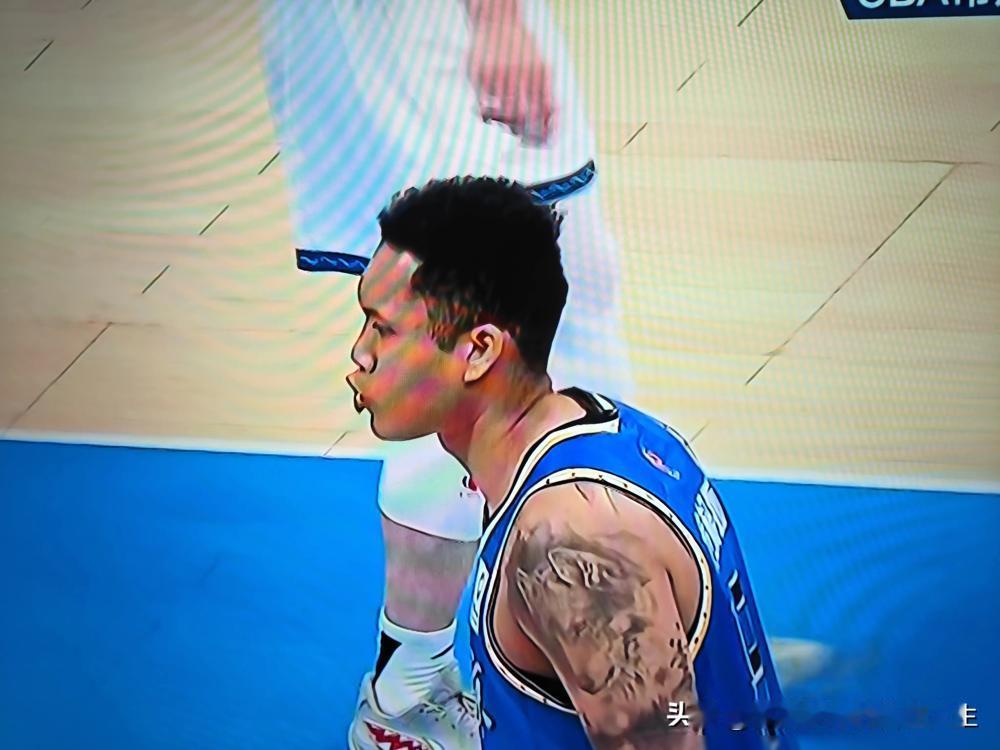 别看邱天只抢了1个篮板。
我告诉你，这根本不是什么王者归来，这是对另一个顶薪球