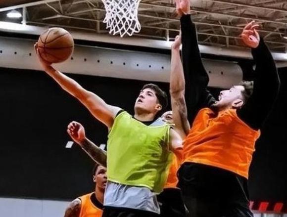 NBA中国赛，火箭火箭对阵独行侠的比赛中，出现了奇葩的一幕。由于上一场首发出场的