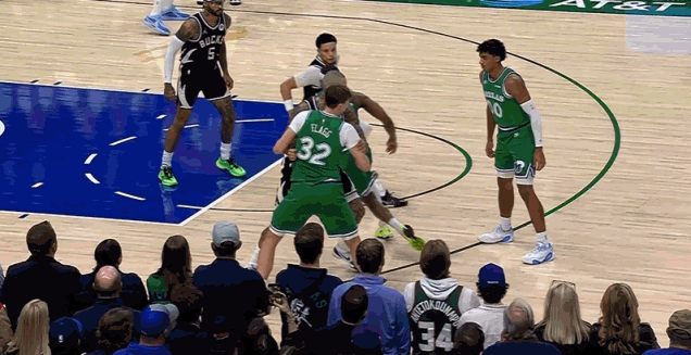 独行侠球迷怒喷裁判：犯规不吹，毁掉了弗拉格的生涯之夜！

比赛最后时刻，独行侠落