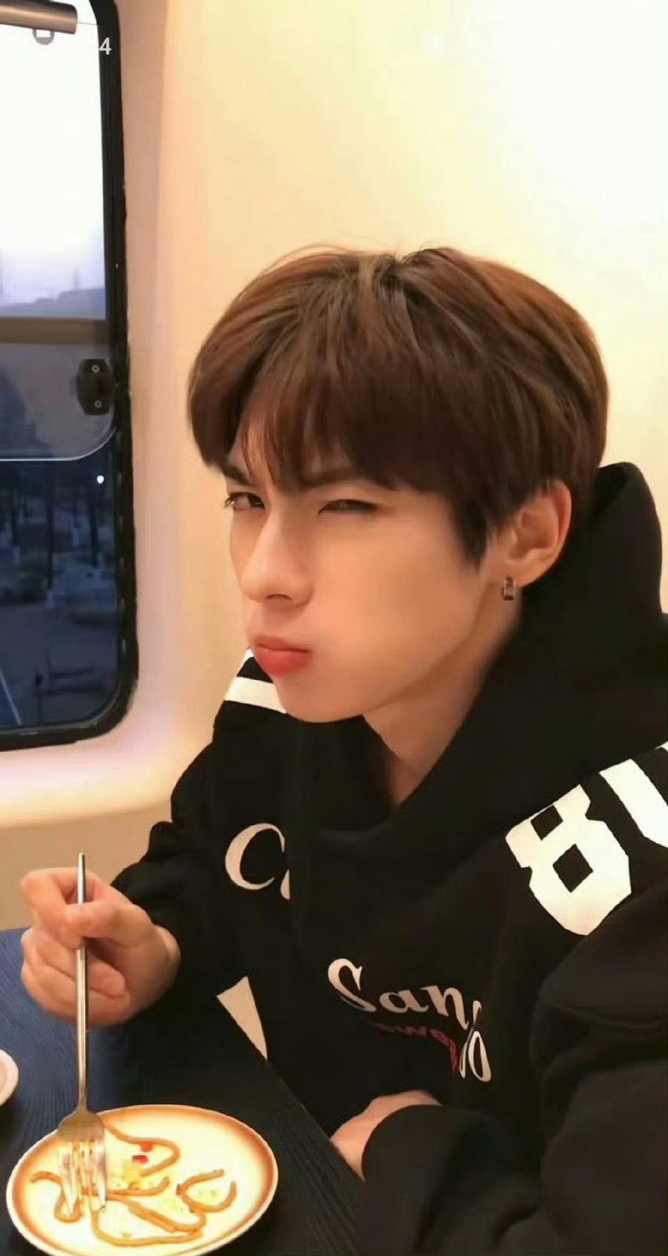 谁还没被这俩笑到！节目里一顿操作猛如虎，结果只骗过了自己，太可爱了。张予曦颜安只