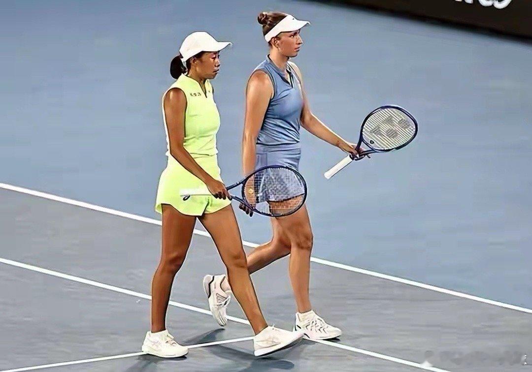 北京时间1月28日，在2026年澳网女双1/4决赛中，4号种子张帅与比利时名将梅