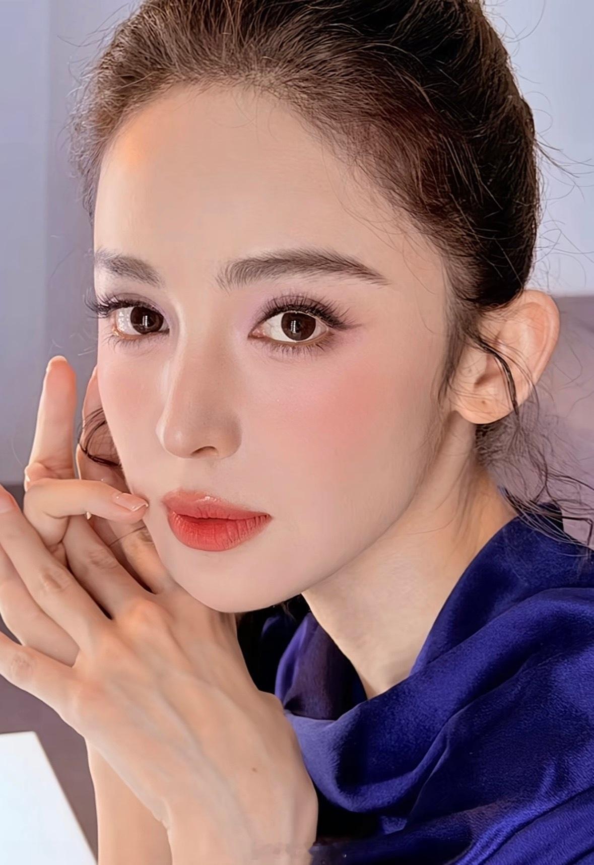 这两张图的退出键在哪...我就这样一直盯着娜扎的美脸看一天