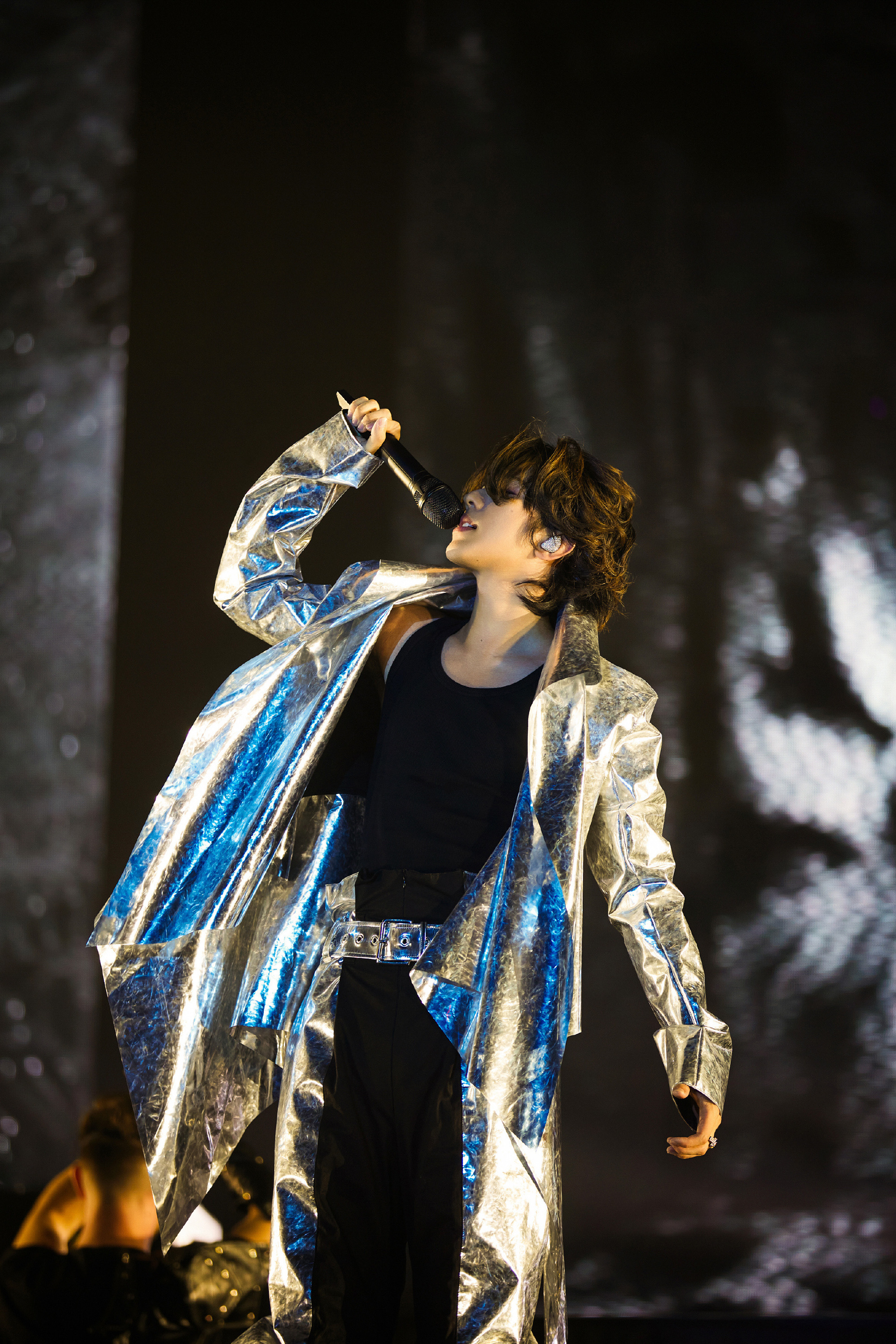 #蔡徐坤[超话]##蔡徐坤浅发造型# 蔡徐坤的浅发，仿佛带着一种魔力，让人深陷其