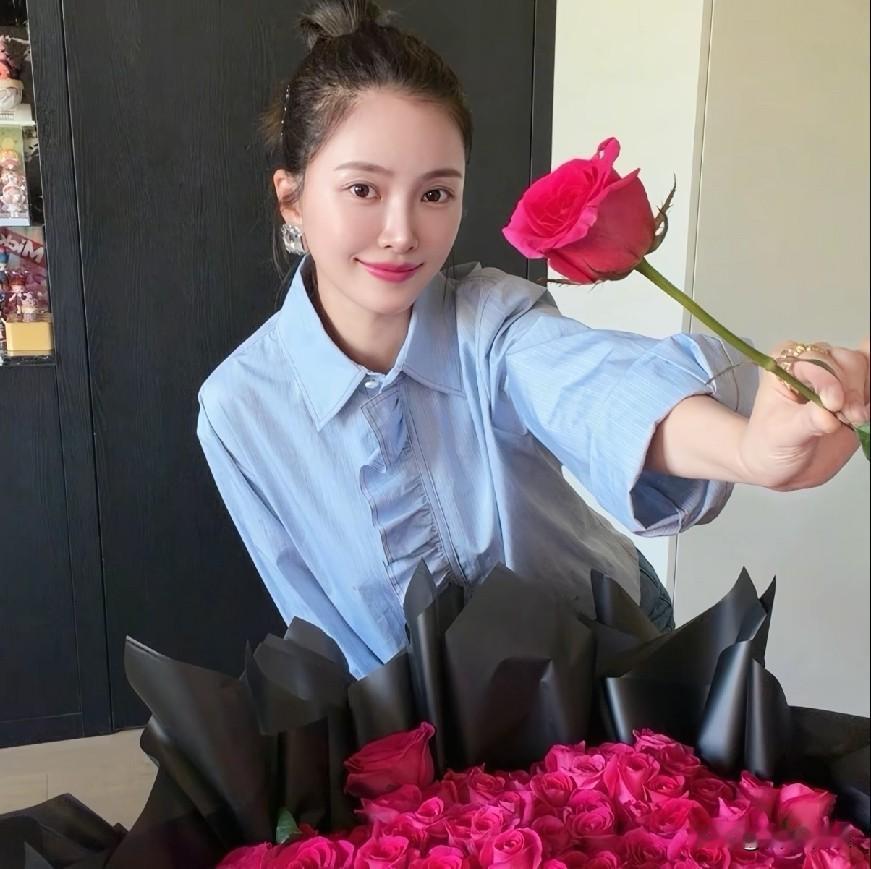 杜淳老婆王灿，开心发文！
 
10月21号下午，杜淳的老婆王灿，在个人社交平台上