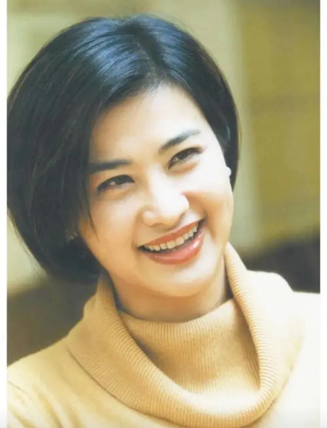 2000年，凤凰卫视主持人吴小莉为了却父亲心愿，到浙江寻找同父异母的哥哥，不料，