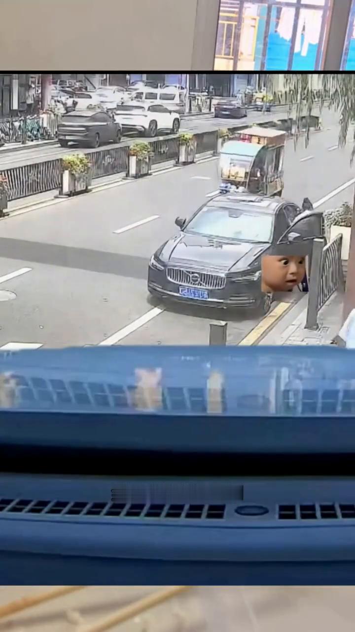老铁们，你们看看，我停到路边这样好好的，然后突然打开门，三轮车没看到我一样直接撞