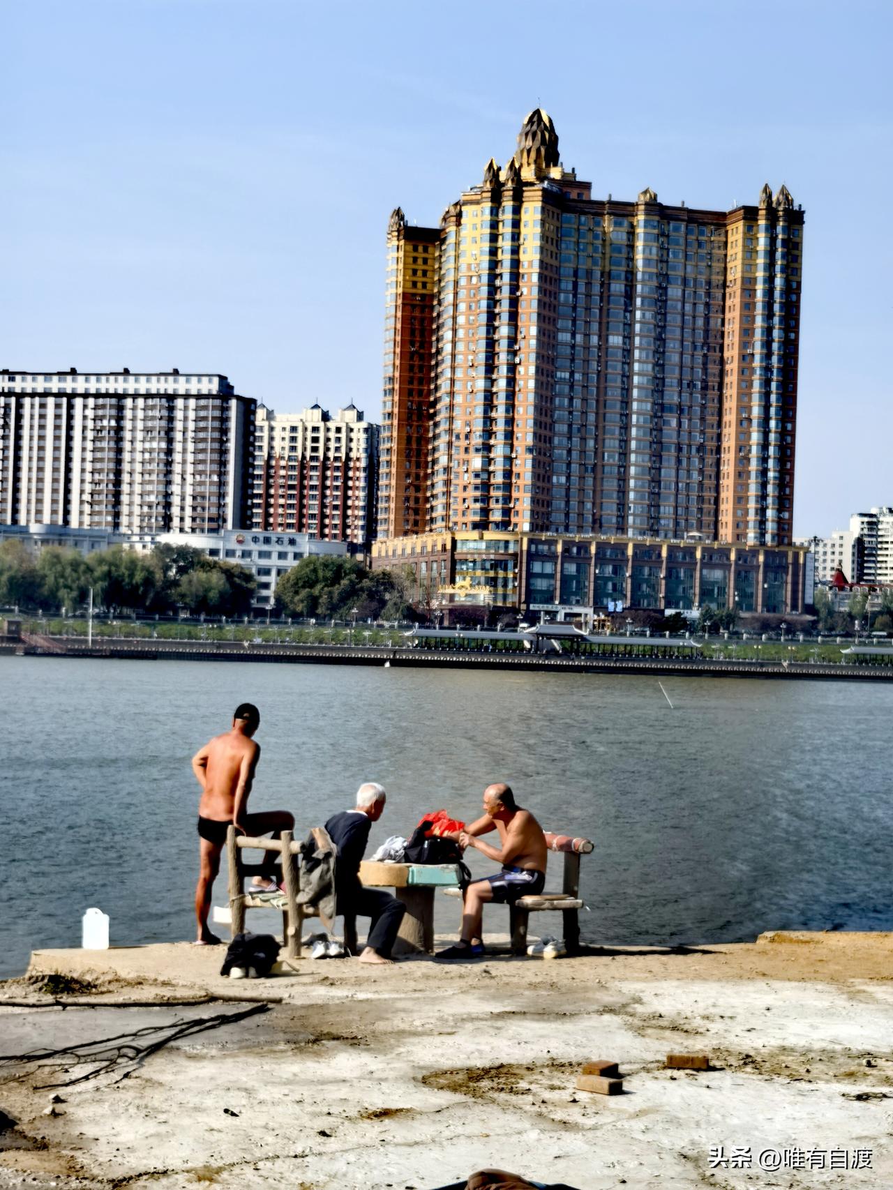 这是在北国江城吉林市临松花江边（临江门附近）拍摄到的照片。
秋冬时节，气温已经骤
