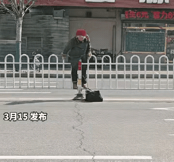 老人颤颤巍巍翻越护栏的模样看着揪心，看似抄近路，实则是拿生命赌侥幸。老年人腿脚反