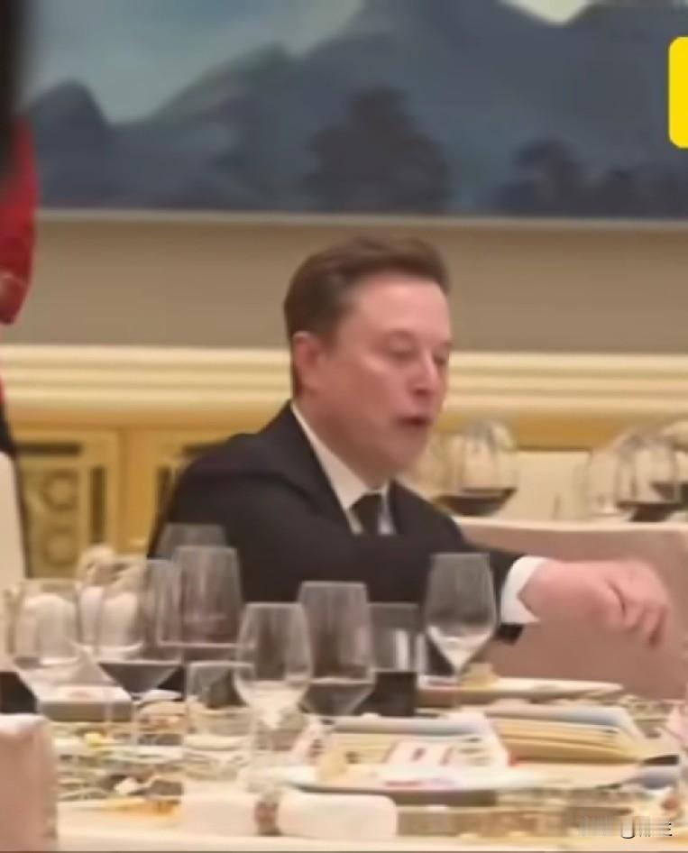 马斯克被抓包了！
今晚的国宴上，可以看得出马斯克是非常的开心和放松，人一旦开心，