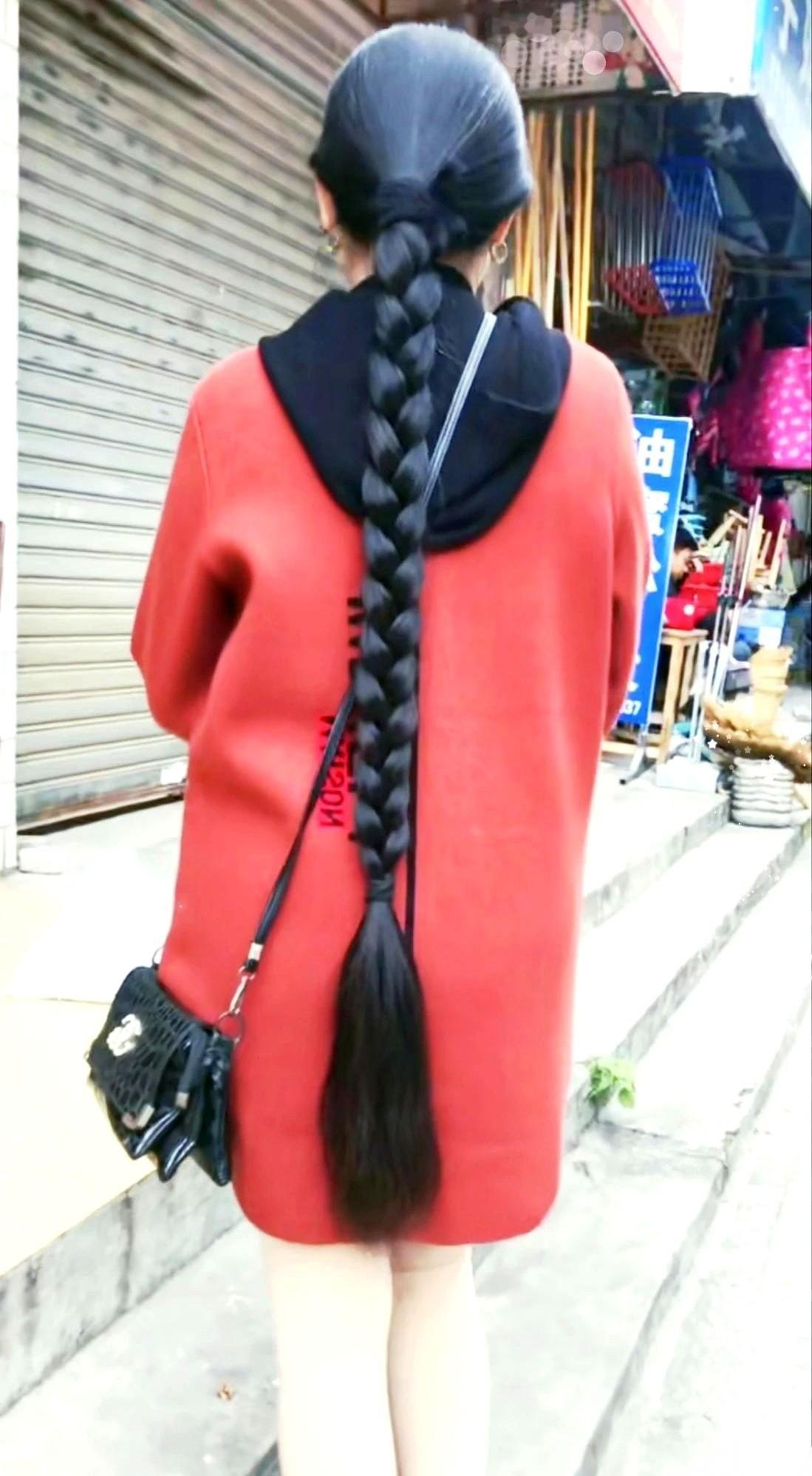 电梯门一开，一股高级香水味先飘了进来。
一个女人，妆容精致，头发蓬松，看着就像刚