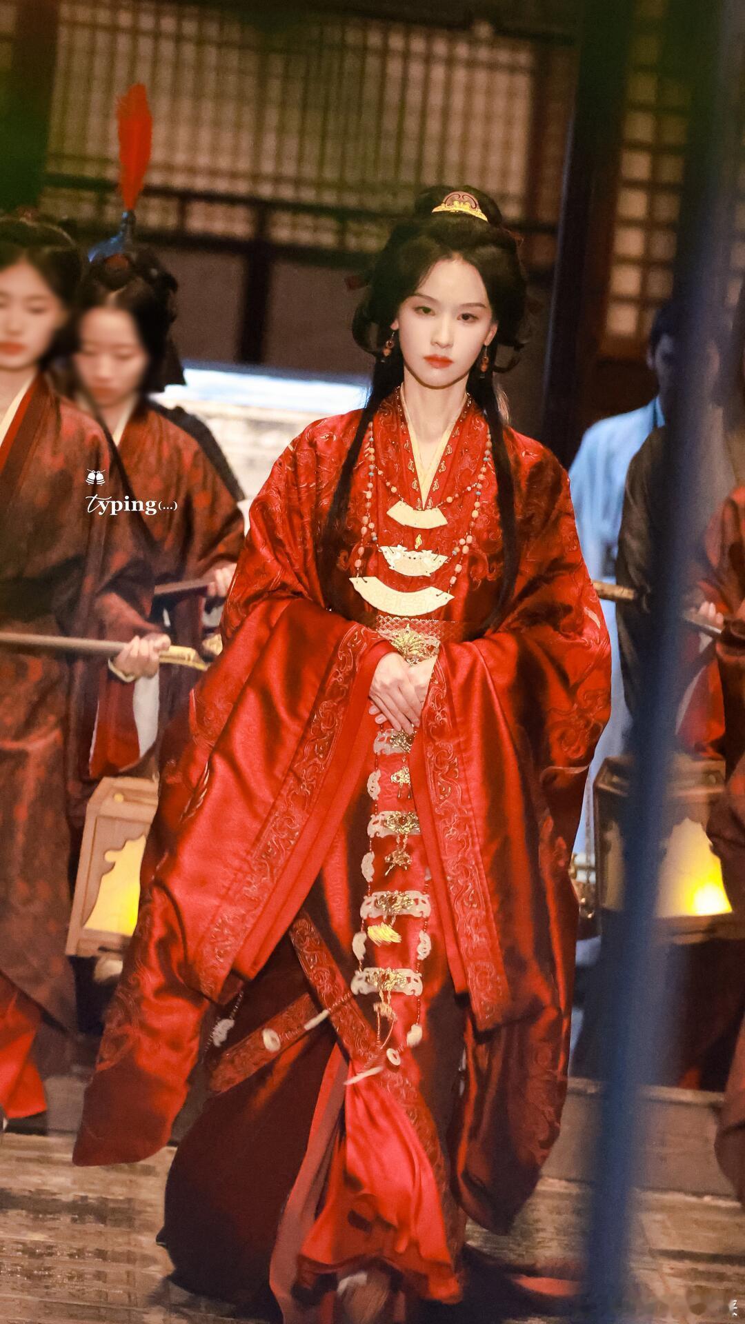 .翘楚送棺名场面 陈都灵这段深夜送棺直接把压迫感拉满了，金丝楠木棺材往太傅府门口