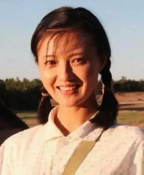 1976年，女知青红梅带着4岁的儿子第一次从乡下返回北京城里，母亲看到她手里抱着