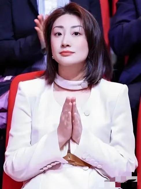 宗馥莉是个狠人，
这一幕我看哭了！
宗馥莉虽然辞去董事长，但有一个细节不吐不快，