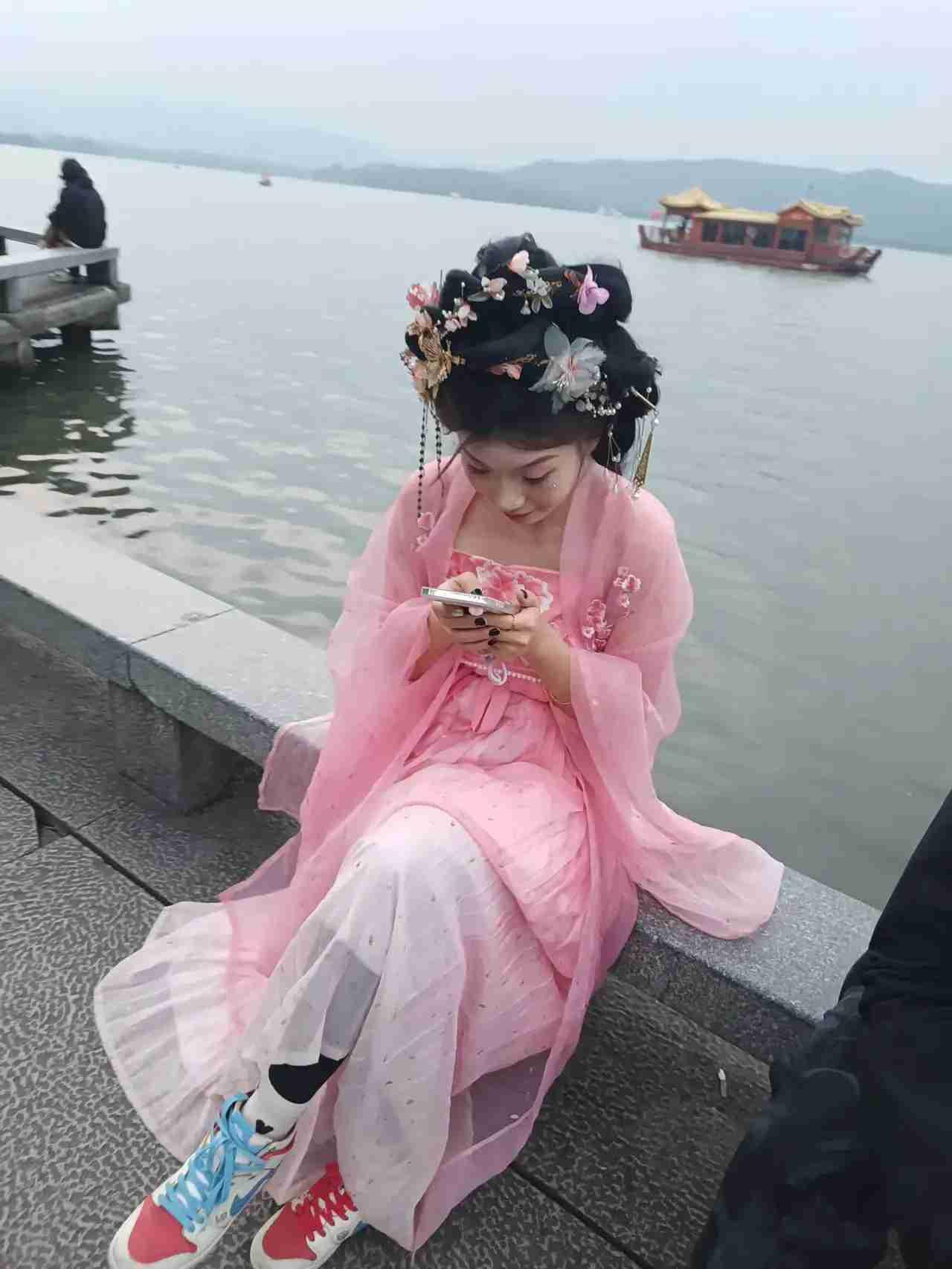 我的今日状态：😁轻松愉快
我这里的天气：☁️阴天

一个才22岁的年轻女生，正