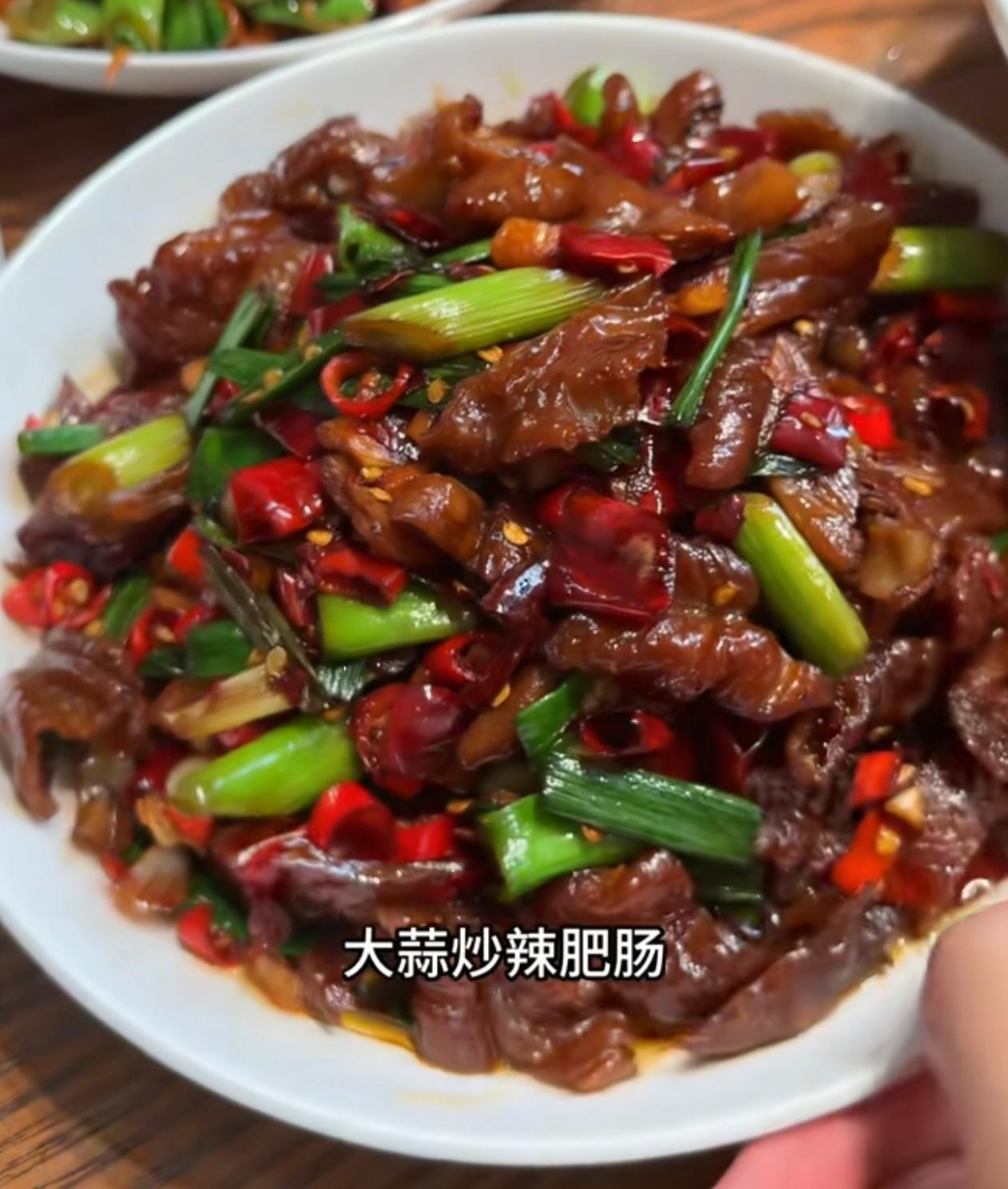 嘴里发苦没滋味，婆婆特意做了一桌香辣家常菜。

爆辣肥肠油润爆汁，水煮鱼片红油鲜