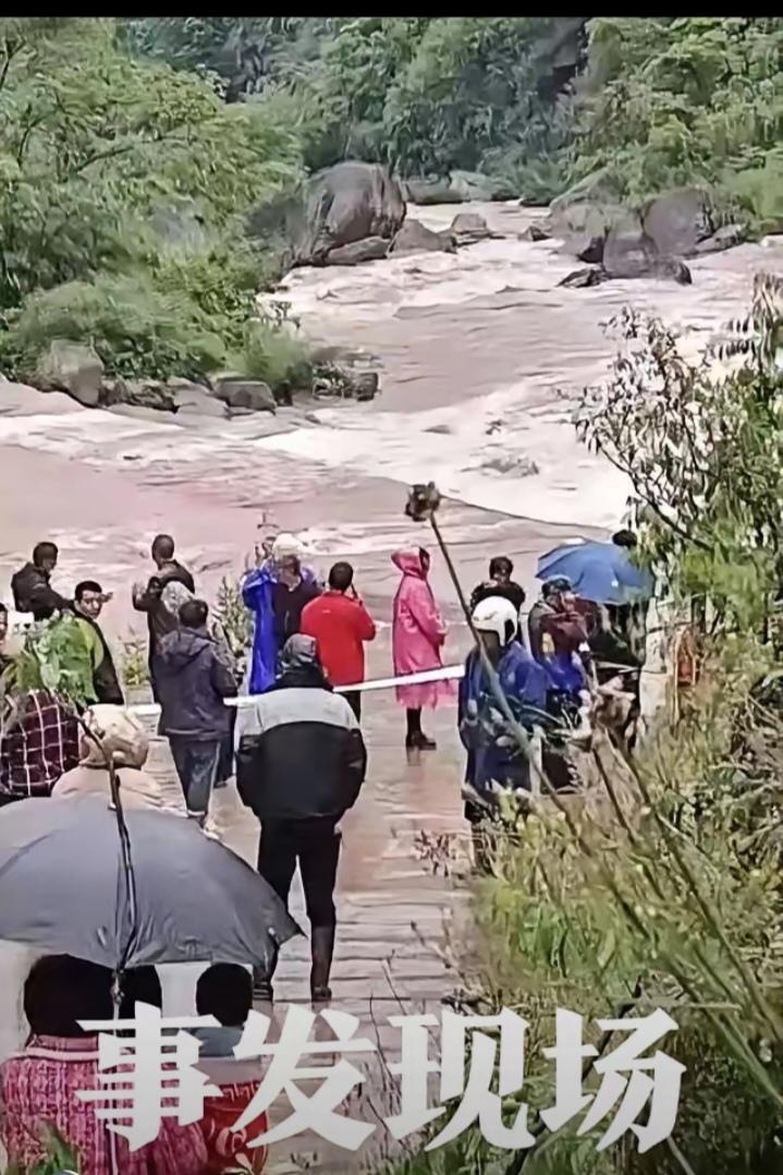 三条鲜活的人命没了!四川宜宾，失控落水的农用三轮车，开车的，是父亲，才41岁，知