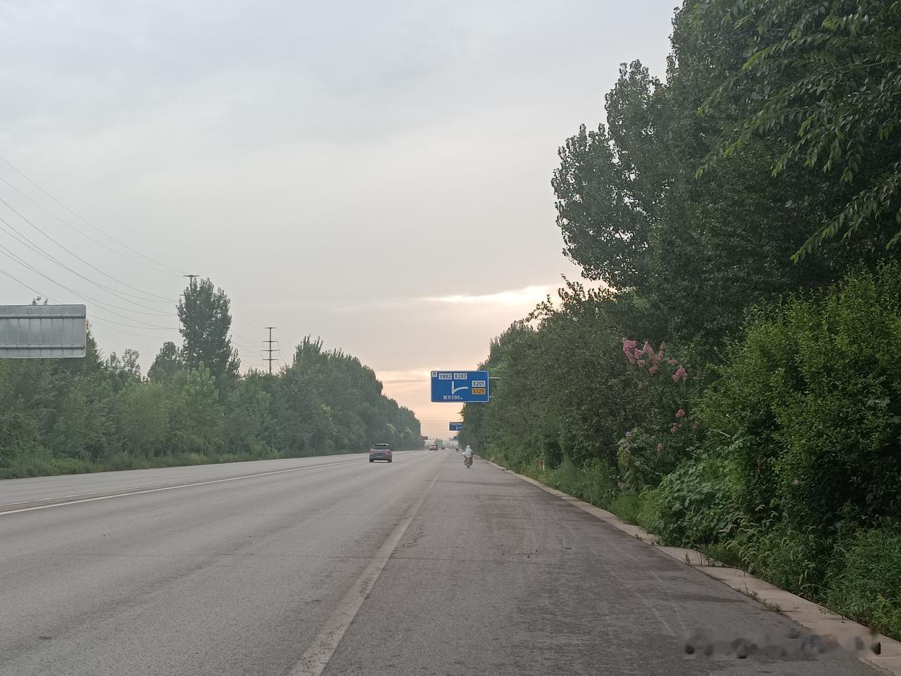 傍晚时分的沙河市南环路西段（兴固村南侧）
（拍摄于2026-7-19）