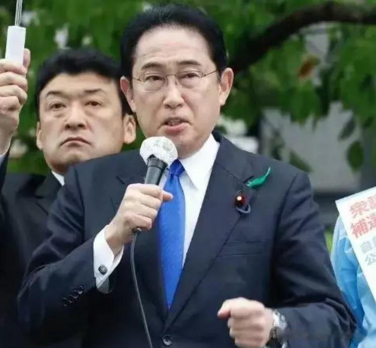 岸田文雄被刺杀，保镖把炸弹踢向人群

来源:海峡快讯

近日，日本首相岸田文雄在
