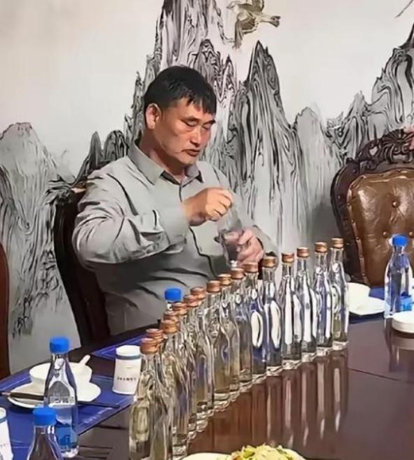 朱之文很明白，自己就是一个“卖唱”的，演出完了主办方请他喝30块钱一瓶的光瓶酒，