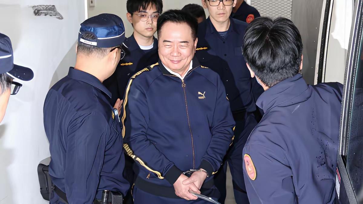 蔡正元大义凛然走向民进党监狱！
    台湾名嘴蔡正元已经于‌2026年3月27