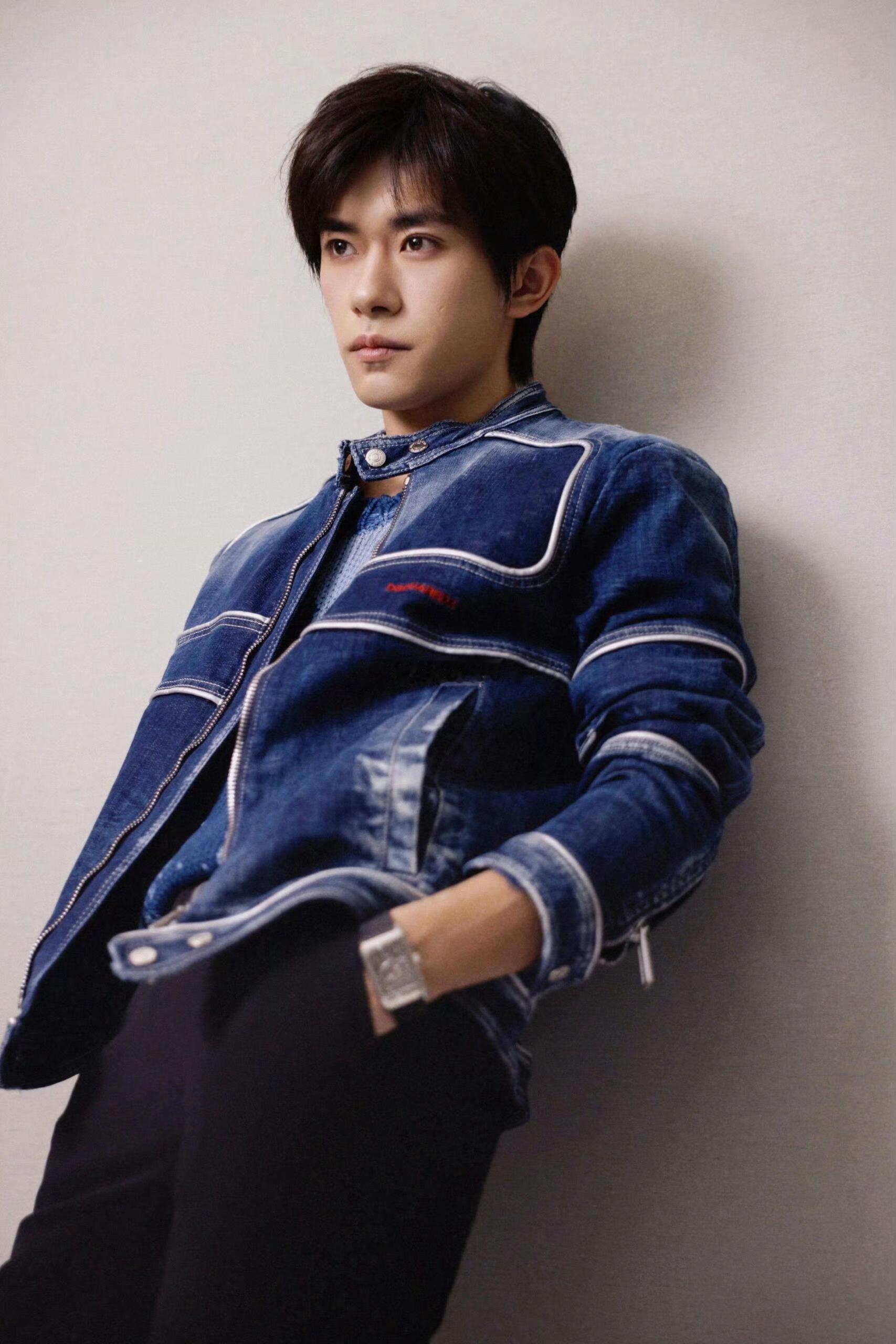 易烊千玺牛仔工装谁懂牛仔工装的适配度啊！宽松版型藏着随性自在，牛仔蓝裹着复古滤镜