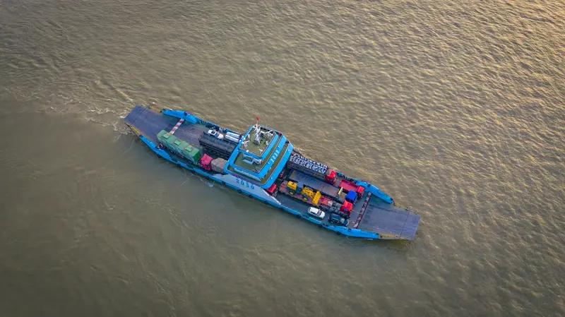 一艘集装箱纯电动智能货轮，拥有2万度电，能行驶90海里的航程距离，显然是我国新能