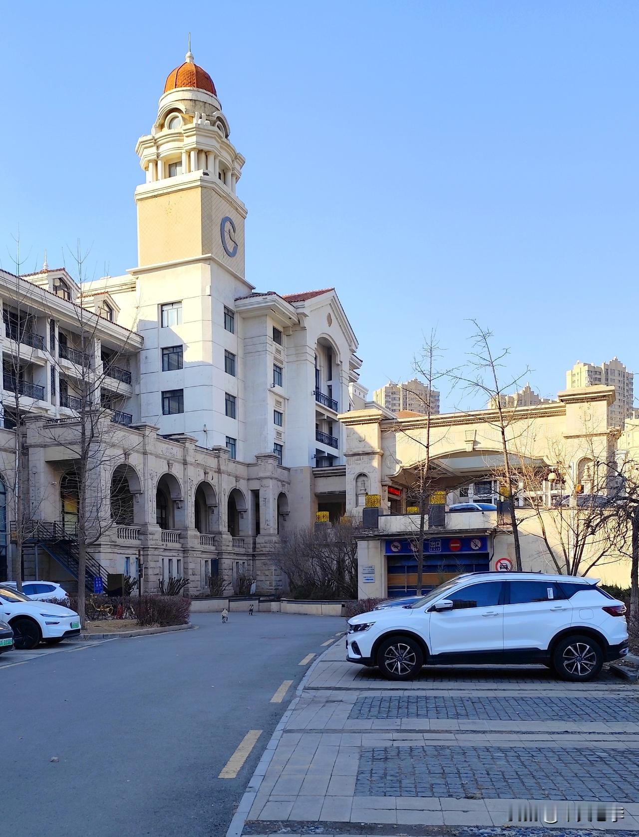 从戴着穹顶的酒店走过，未见，昔日熙熙攘攘的顾客，映入眼帘，几辆停泊的汽车，落满灰